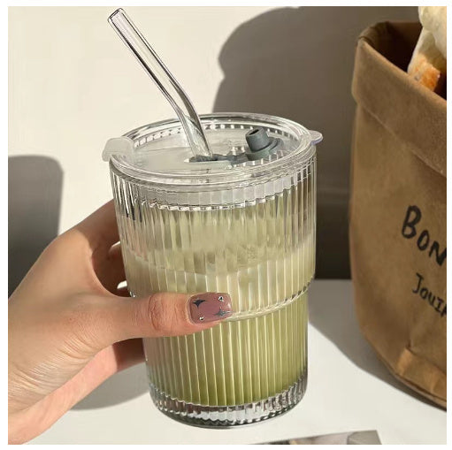 Tasse à café en verre Wind Stripe avec paille et couvercle – tasse pratique.