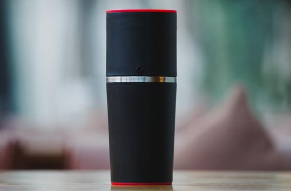 Machine à café manuelle – Tasse avec moulin intégré